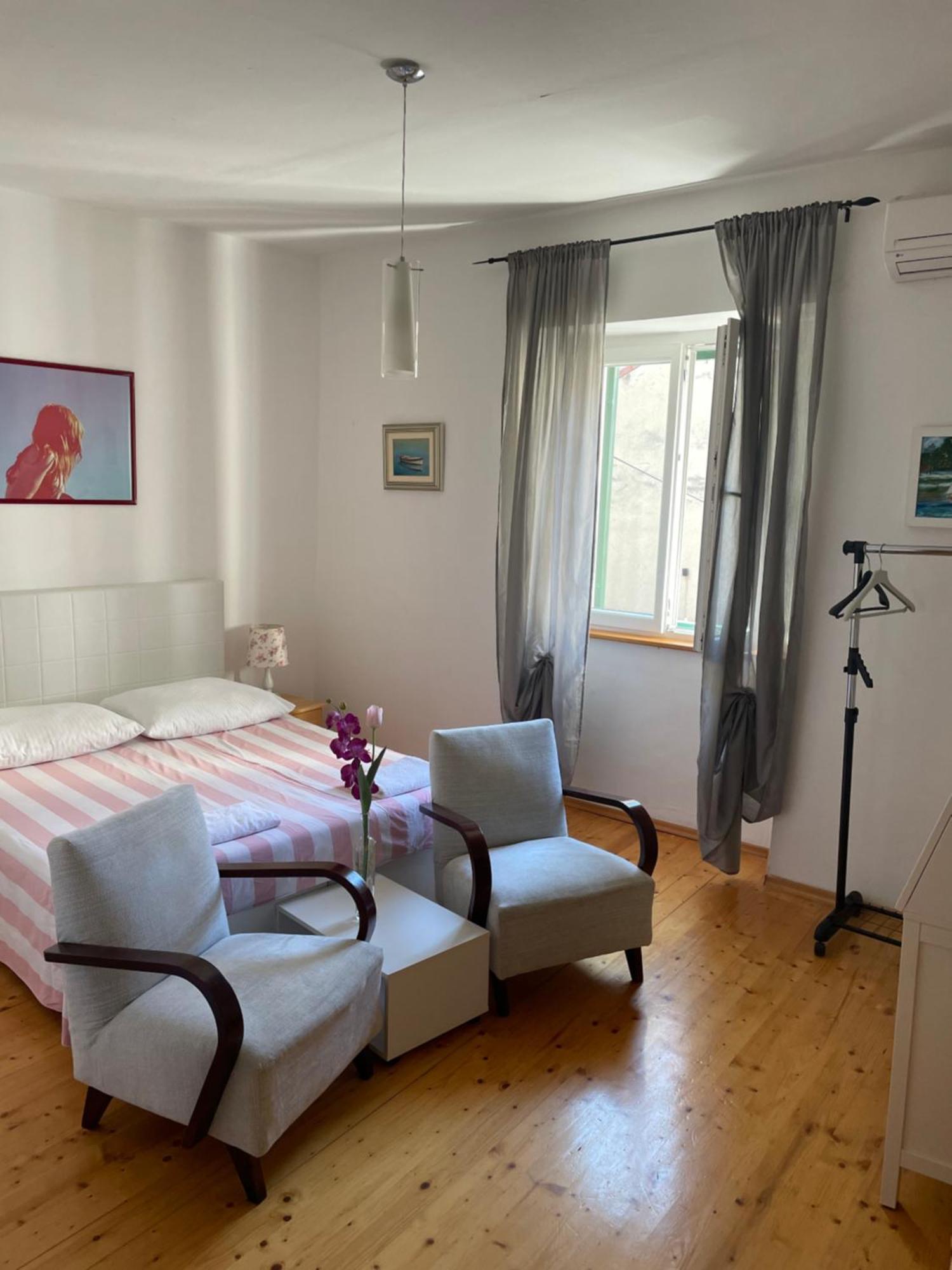 שיבניק Apartments And Rooms Ille מראה חיצוני תמונה
