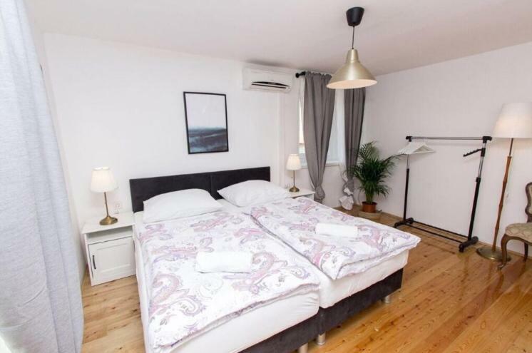 שיבניק Apartments And Rooms Ille מראה חיצוני תמונה
