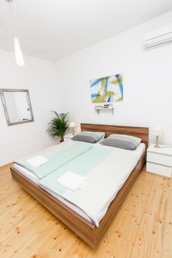 שיבניק Apartments And Rooms Ille מראה חיצוני תמונה