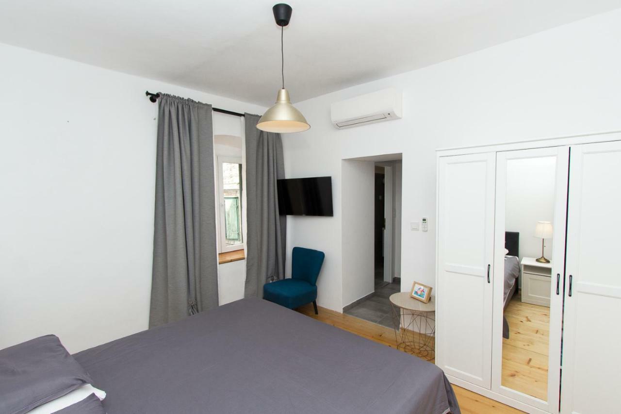 שיבניק Apartments And Rooms Ille מראה חיצוני תמונה